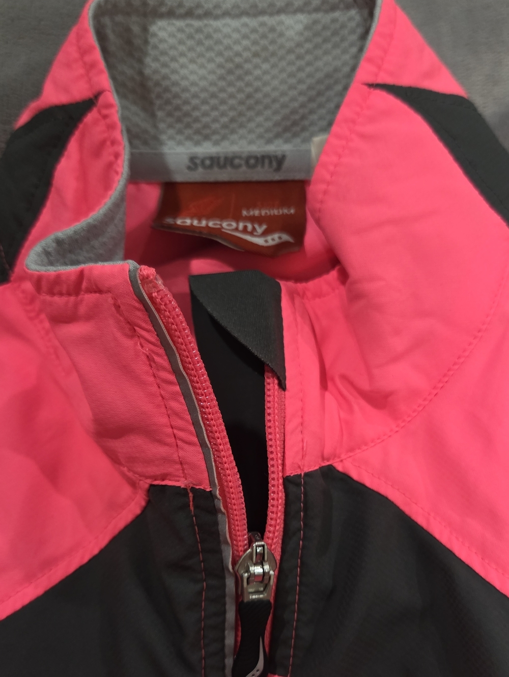Saucony Bright Pink & Black Women's Running Vest - Picture 3 of 7